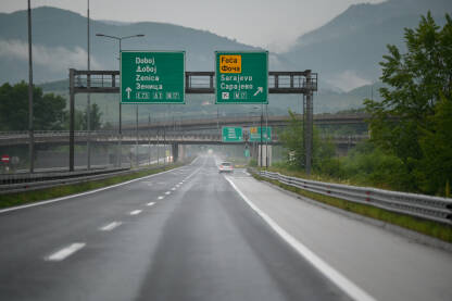 Vožnja automobila po mokroj i skliskoj autocesti. Vlažna asfaltna cesta. Riskantna i opasna vožnja cestom.