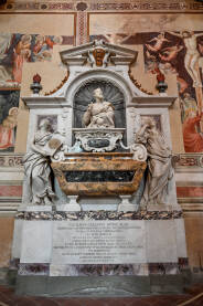 Monumentalna grobnica Galilea Galileja u Firenci. Firenca, Italija: Monumentalna grobnica Galilea Galileja u bazilici Santa Croce. Galileo Galilei je bio italijanski matematičar, fizičar, astronom i pronalazač.