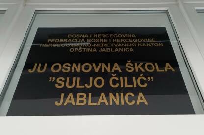 Osnovna škola Suljo Čilić, Jablanica Tabla sa natpisom: Osnovna škola Suljo Čilić Jablanica