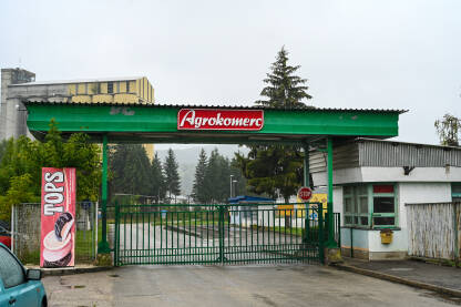 Ulaz u Agrokomerc Agrokomerc. Nekadašnji privredni gigant u Velikoj Kladuši, BiH. Ulaz u fabriku.