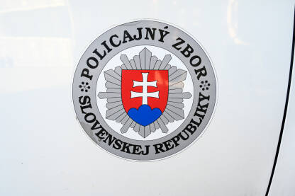 Policijski auto u Slovačkoj Policijski auto u Slovačkoj. Grb i naziv slovačke policije. Pogled sa strane na policijsko vozilo sa natpisom "Policija".