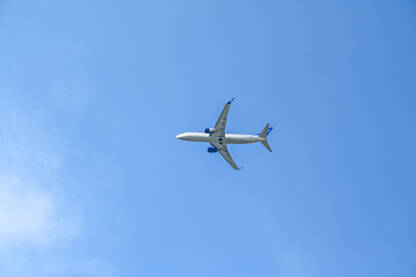 Let avionom Avion leti na nebu. Putovanje avionom.