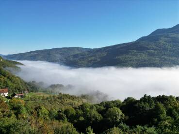 Dolina rijeke Drine u magli. Rijeka Drina u blizini Foče, prekrivena maglom.