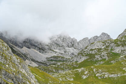 Magla na planini Durmitor, Crna Gora Magla na planini. Oblačan dan u planinama. Litice i stijene na vrhu planinskog lanca. Oblaci prelaze planinski prijevoj.
