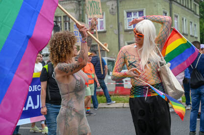 Bh. povorka ponosa 2023 Protest za prava LGBTIQ zajednice u Bosni i Hercegovini. Djevojka u providnoj haljini nosi zastavu duginih boja. Sarajevo, 24. jun 2023