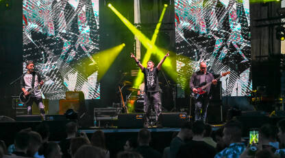 Koncert benda Sopot. Koncert benda Sopot. Petar Topalović tokom nastupa sa bendom.