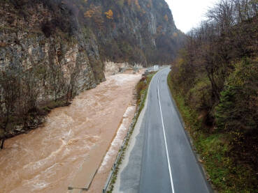Nabujala rijeka Poplava. Nabujala rijeka, snimak dronom. Poplavljena mala hidroelektrana.