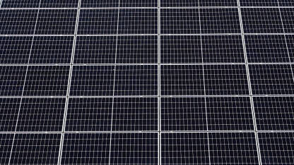 Solarni paneli na krovu kuće. Solarni paneli na krovu kuće. Proizvodnja obnovljive energije od sunca.