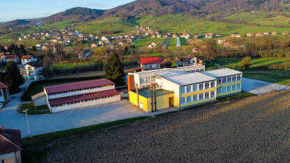 Škola u selu, snimak dronom. Škola u selu, snimak dronom. Zgrada osnovne škole.