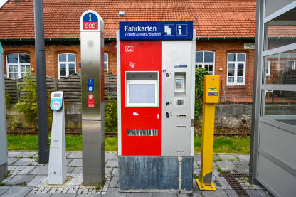 Automat za prodaju karata na željezničkoj stanici. Automat za prodaju karata na željezničkoj stanici.
