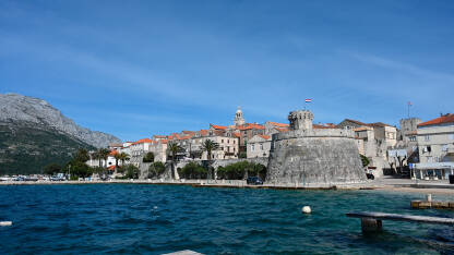 Gradske zidine oko starog grada Korčule, Hrvatska. Historijske gradske zidine na Jadranskom moru.