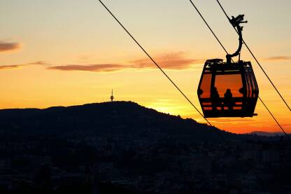 Zalazak sunca iznad Sarajeva. Vožnja žičarom u sumrak.