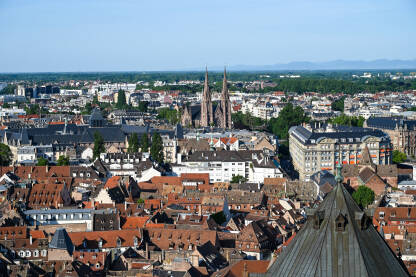 Strasbourg Strasbourg, Francuska: Panoramski pogled na centar grada. Zgrade u gradu.