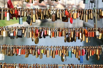 Ljubavni katanac. Katanci koji simboliziraju vječnu ljubav na ogradi.