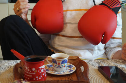 Suprotstavljanje nasilniku Žena sa rukavicama za boks. Žrtva nasilja se suprotstavlja nasilniku.
Fotografija besplatna za medijsku upotrebu, komercijalno korištenje zabranjeno.
Autorka: Alma Hasanović