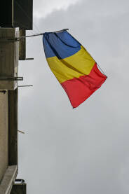 Nacionalna rumunska zastava. Zastava Rumunije postavljena na krov zgrade.