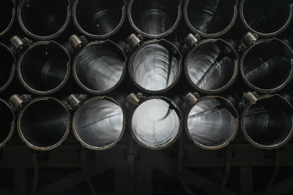 Višecijevni bacač raketa Višecijevni bacač raketa. Lansirne cijevi. Artiljerija.