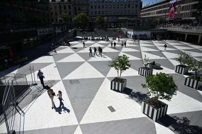 Stockholm, Švedska: Ljudi na javnom trgu Sergels Torg u centru Stockholma. Prometni trg Sergels Torg s pješacima.