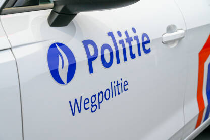 Policijski auto u Belgiji Policijski auto u Belgiji. Grb i naziv belgijske policije. Belgijska federalna policija