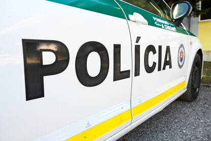 Policijski auto u Slovačkoj Policijski auto u Slovačkoj. Grb i naziv slovačke policije. Pogled sa strane na policijsko vozilo sa natpisom "Policija".