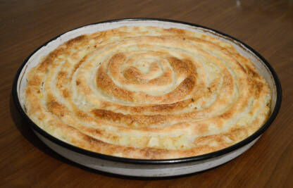 _DSC2665-3 Tek pečen burek iz pečnice. Topli obrok.
