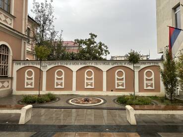 Ulica Patrijarha Pavla, Bijeljina Cipele i citat Patrijarha Pavla u ulici Patrijarha Pavla u Bijeljini