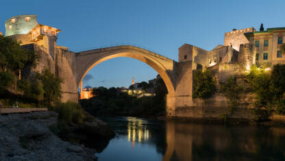 Stari most u Mostaru Stari most i rijeka Neretva u Mostaru u zoru