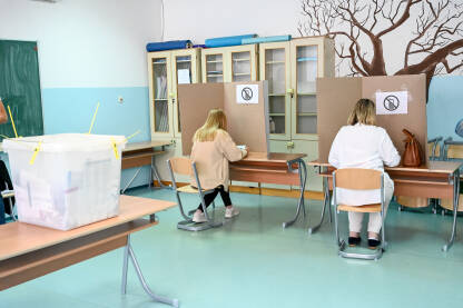 Građani glasaju na izborima. Građani glasaju na izborima.