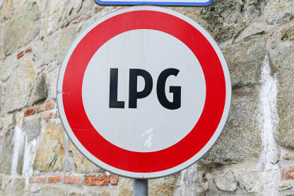 LPG zabrana. Zabranjen saobraćaj za vozila na LPG/TNG/plin Vozilima sa LPG pogonom nije dopušteno parkirati u podzemnim garažama. Saobraćajni znak - Zabranjen saobraćaj za vozila na LPG. Vozilo na ukapljeni naftni plin. LPG zabrana.
