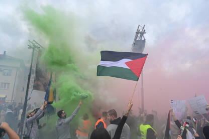 Protest podrške palestinskom narodu. Sarajevo, BiH, 22. oktobar 2023.: Protest podrške palestinskom narodu. Protest solidarnosti. Ljudi na demonstracijama sa zastavama Palestine i transparentom. Podrška narodu Gaze. Šareni dim