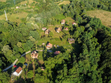 Uništene kuće i sela Uništene kuće i sela tokom rata u BiH, snimak dronom. Kuće uništene i spaljene u ratu artiljerijom. Ruševine kuća.