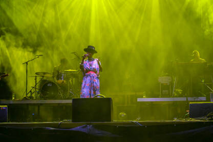 Skye Edwards, pjevačica britanskog benda Morcheeba Skye Edwards, pjevačica britanskog benda Morcheeba na festivalu. Shirley Klaris Yonavieve Edwards pjeva na bini.