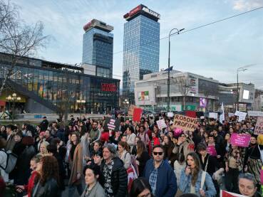 Osmomartovski marš u Sarajevu kao znak podrške ženama. "
Neformalna grupa aktivista i aktivistkinja je u Sarajevu povodom 8. marta organizovala protestni marš pod sloganom: "Ovako lijepa, a na minimalcu".