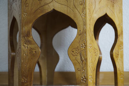 Rezbarene noge stola od punog drveta. Peškun.