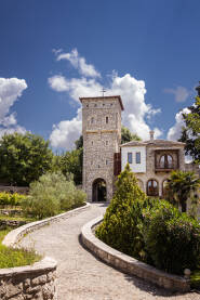 Manstir Tvrdoš, Trebinje Manastir Tvrdoš se nalazi nedaleko od Trebinja. Manastir je sjedište Zahumsko-hercegovačke i primorske eparhije i izgrađen je 1509. godine, na temeljima crkve iz IV vijeka.