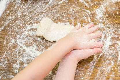 Dječije ruke pripremaju tijesto za kolače