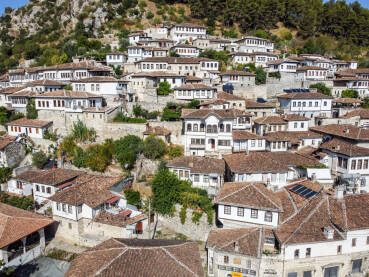 Berat, Albanija: Tradicionalne kuće u starom gradu, snimak dronom. Grad sa 1000 prozora. Zgrade, ulice i stambene kuće. Popularna turistička destinacija. Stare tradicionalne kuće.