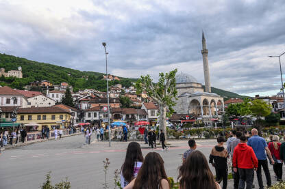 Prizren, Kosovo, ljudi šetaju gradom. Prizren, Kosovo, ljudi šetaju gradom. Zgrade i objekti u centru grada.