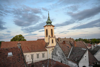 Szentendre, Mađarska, Panoramski pogled na grad Szentendre, Mađarska: Panoramski pogled na grad Szentendrei. Crkveni toranj i zgrade.