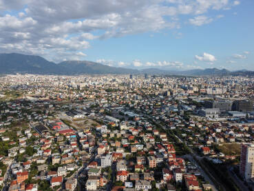 Tirana, Albanija, panorama gradan, snimak dronom. Zgrade, ulice i stambene kuće.