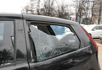 Razbijeni prozor na automobilu. Provala vozila. Razbijeno staklo na automobilu. Razbijeni zadnji prozor na autu. Provala i krađa u vozila. Vandalizam.