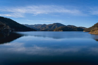 Jezero Zaovine, Bajina Bašta Jezero Zaovine je kristalno čisto planinsko jezero nastalo na rijeci Rzav, opština Bajina Bašta u Srbiji, a krase ga brojni zalivi, modro-zelena boja vode, i guste četinarske šume na obali.