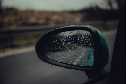 Cesta u retrovizoru Cesta u retrovizoru automobila u pokretu