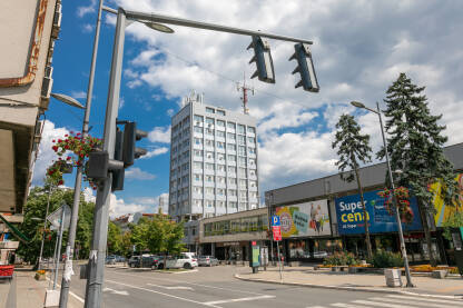 Valjevo: najprometnija gradska raskrsnica i trg, zgrada Opštine i robna kuća