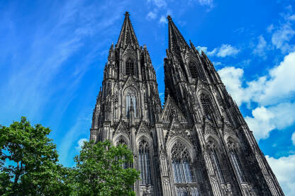 Köln, Njemačka Köln, Njemačka. Katolička katedrala Svetog Petra u Kölnu je najposjećenija znamenitost Njemačke. Druga najviša crkva u Europi.