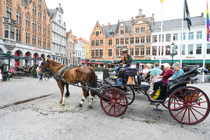 Bruges, Belgija: Centralni gradski trg Bruges, Belgija: Centralni gradski trg. Konj i kočije.