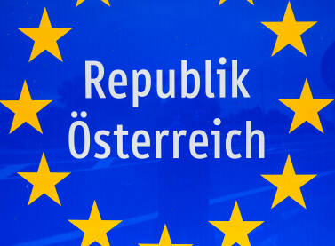 Saobraćajni znak na ulazu u Republiku Austriju. Saobraćajni znak na ulazu u Republiku Austriju. Granica između Austrije i Slovačke.