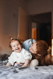 Mama i beba Jutarnja rutina mame i bebe kroz osmijeh i igru. Ljubav,sreća i radost.