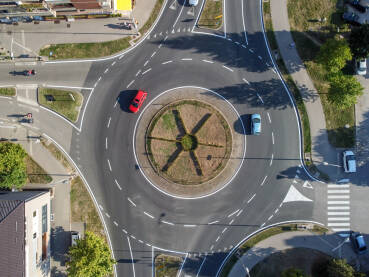DJI_0381 (3) Kružni tok. Automobili u kružnom toku, snimak dronom. Saobraćaj.