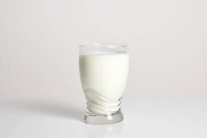 Tekući jogurt u cistoj prozirnoj staklenoj casi.